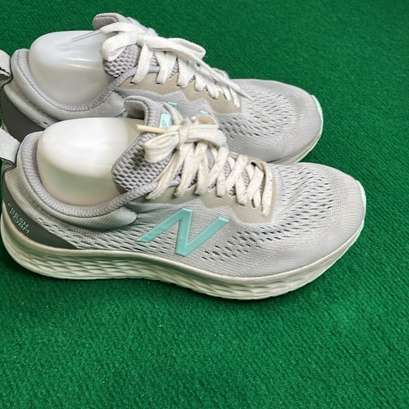 New Balance Women's Light Gray and Mint Athletic Shoes size 7,5 - Picture 3 of 5